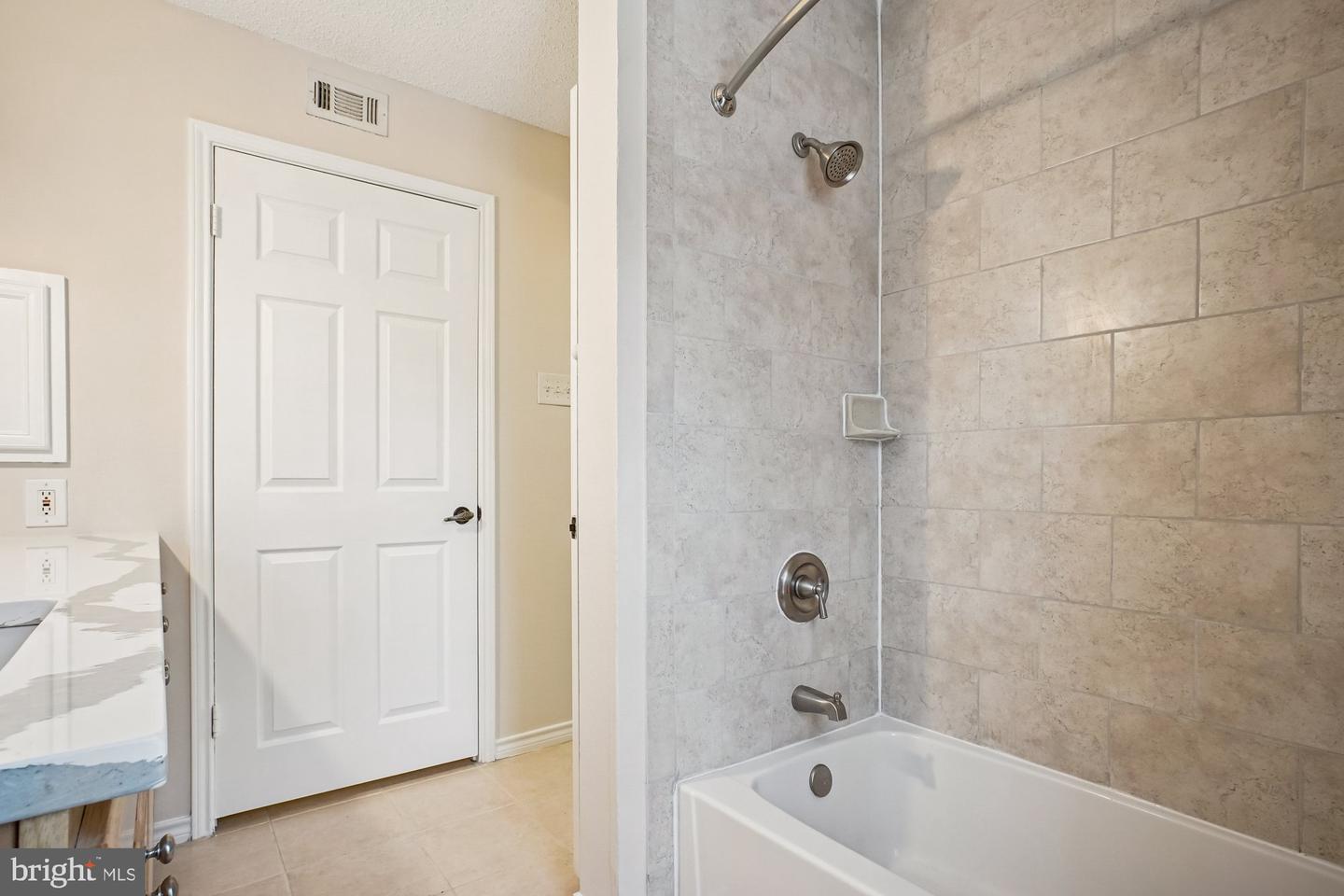 1536 LINCOLN WAY #101, MCLEAN, Virginia 22102, 1 Bedroom Bedrooms, ,1 BathroomBathrooms,Residential,For sale,1536 LINCOLN WAY #101,VAFX2285812 MLS # VAFX2285812