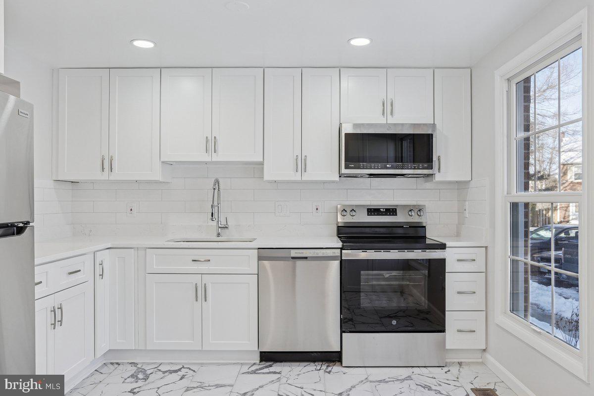 2903 MONTAUK CT, FALLS CHURCH, Virginia 22042, 3 Bedrooms Bedrooms, ,3 BathroomsBathrooms,Residential,For sale,2903 MONTAUK CT,VAFX2286952 MLS # VAFX2286952