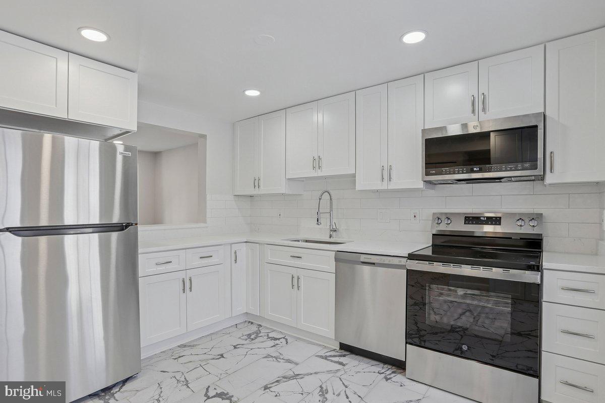 2903 MONTAUK CT, FALLS CHURCH, Virginia 22042, 3 Bedrooms Bedrooms, ,3 BathroomsBathrooms,Residential,For sale,2903 MONTAUK CT,VAFX2286952 MLS # VAFX2286952