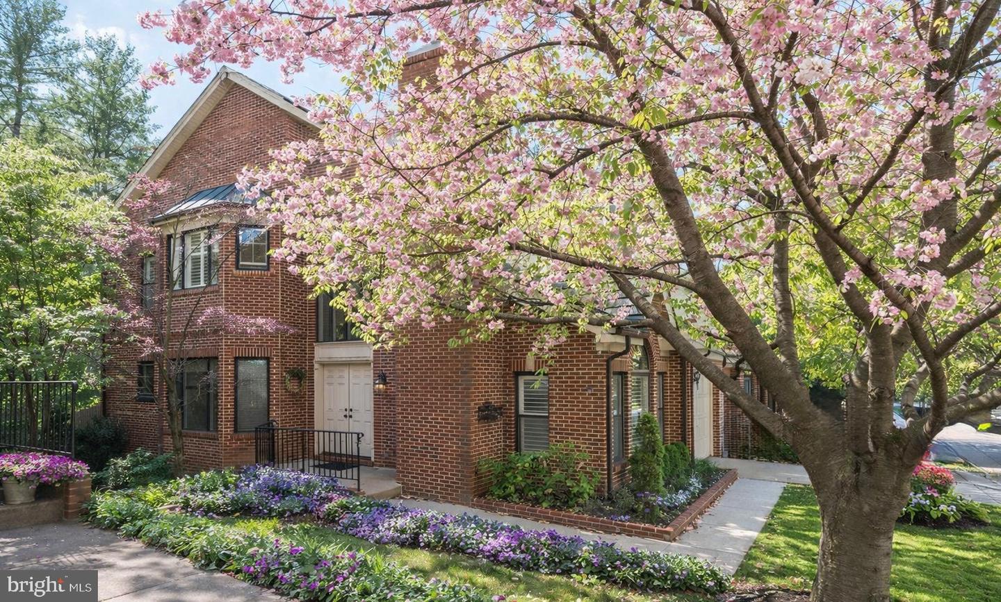 1456 HAMPTON HILL CIR, MCLEAN, Virginia 22101, 3 Bedrooms Bedrooms, ,3 BathroomsBathrooms,Residential,For sale,1456 HAMPTON HILL CIR,VAFX2287974 MLS # VAFX2287974