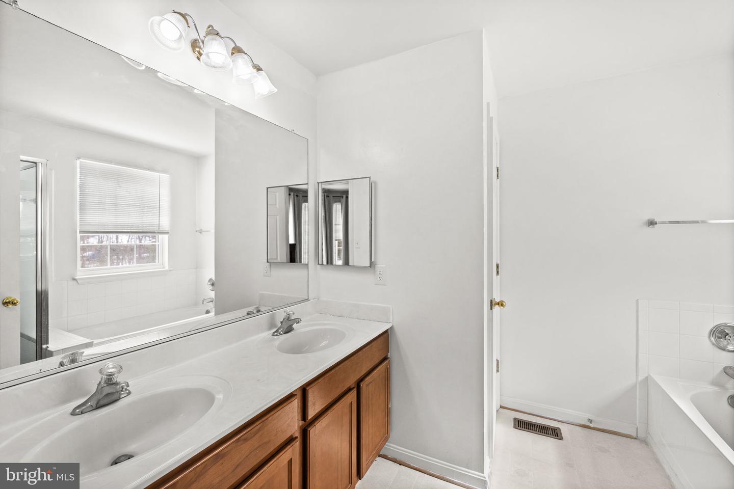 5177 MALLARDS LANDING DR, KING GEORGE, Virginia 22485, 4 Bedrooms Bedrooms, ,3 BathroomsBathrooms,Residential,For sale,5177 MALLARDS LANDING DR,VAKG2007602 MLS # VAKG2007602