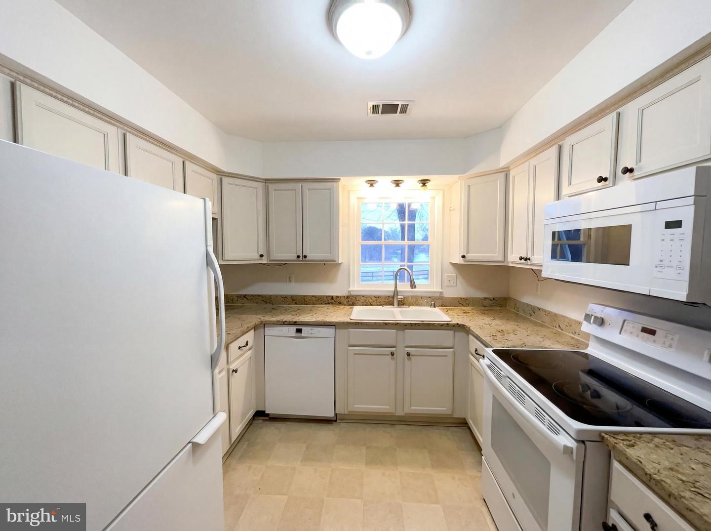 114 APPLEWOOD CT, HAMILTON, Virginia 20158, 3 Bedrooms Bedrooms, ,2 BathroomsBathrooms,Residential,For sale,114 APPLEWOOD CT,VALO2115424 MLS # VALO2115424