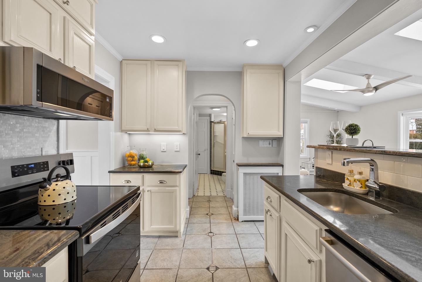 715 W VIEW TER, ALEXANDRIA, Virginia 22301, 3 Bedrooms Bedrooms, ,3 BathroomsBathrooms,Residential,For sale,715 W VIEW TER,VAAX2051230 MLS # VAAX2051230