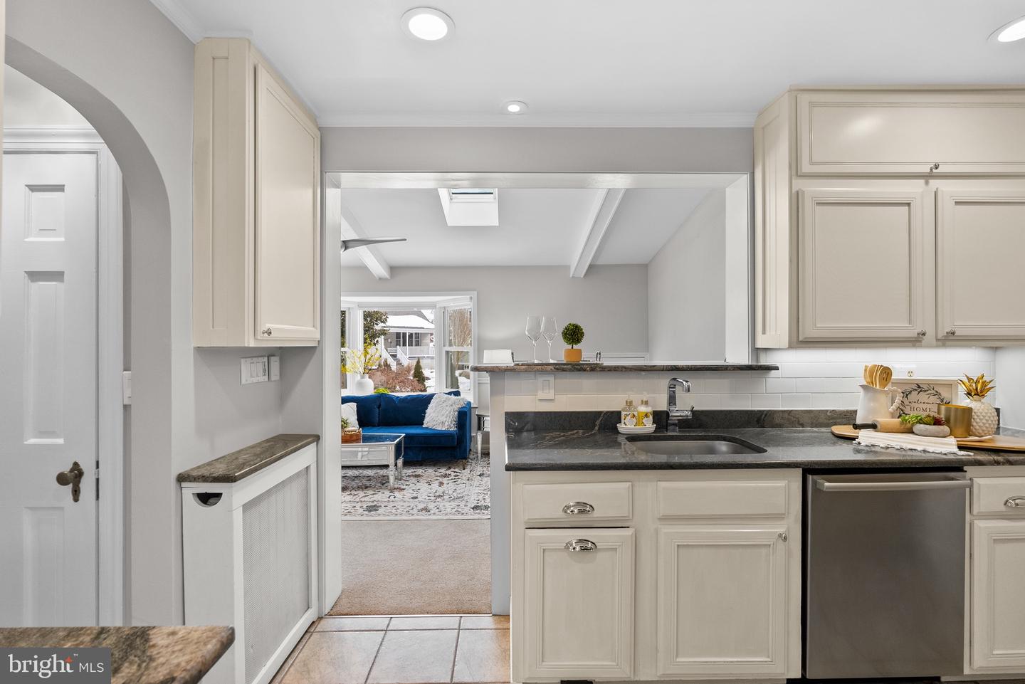 715 W VIEW TER, ALEXANDRIA, Virginia 22301, 3 Bedrooms Bedrooms, ,3 BathroomsBathrooms,Residential,For sale,715 W VIEW TER,VAAX2051230 MLS # VAAX2051230