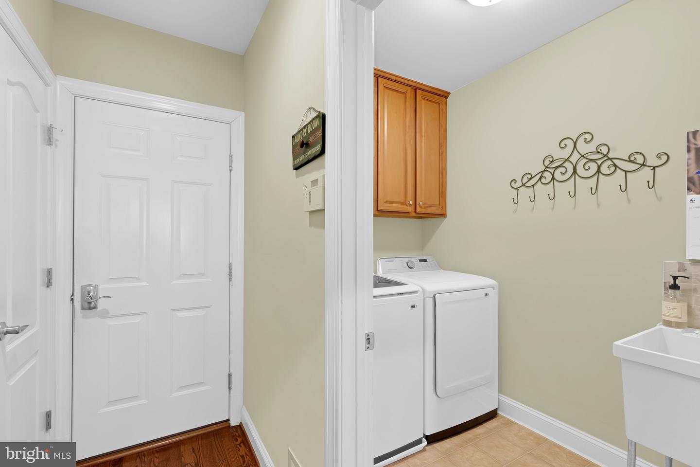 3883 BILLBERRY DR, FAIRFAX, Virginia 22033, 4 Bedrooms Bedrooms, ,4 BathroomsBathrooms,Residential,For sale,3883 BILLBERRY DR,VAFX2282278 MLS # VAFX2282278