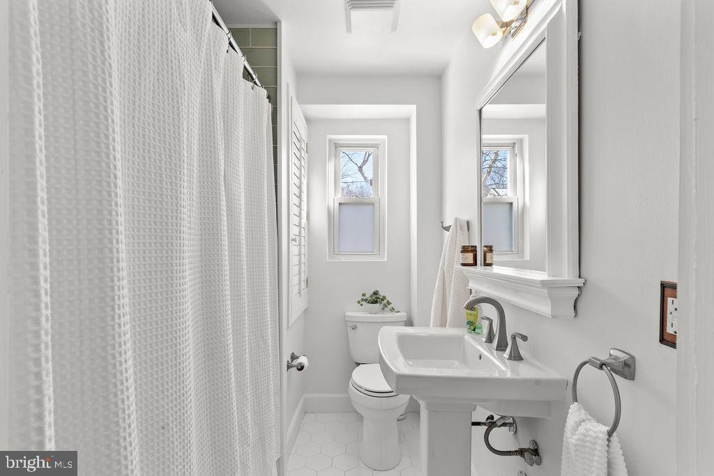 5118 25TH RD N, ARLINGTON, Virginia 22207, 3 Bedrooms Bedrooms, ,2 BathroomsBathrooms,Residential,For sale,5118 25TH RD N,VAAR2067804 MLS # VAAR2067804