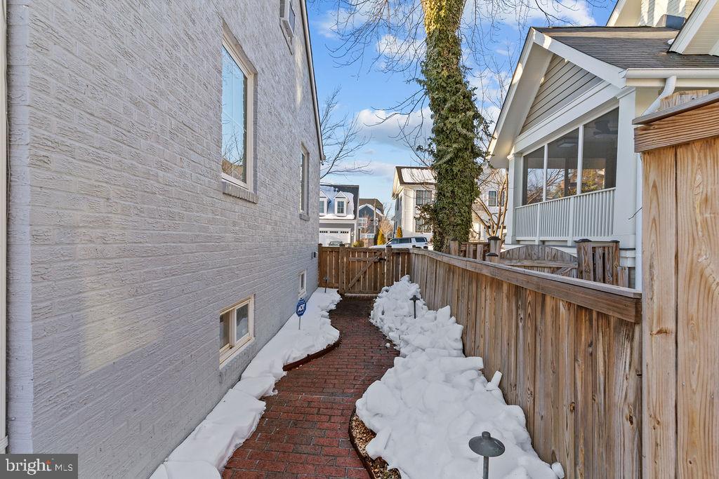 5118 25TH RD N, ARLINGTON, Virginia 22207, 3 Bedrooms Bedrooms, ,2 BathroomsBathrooms,Residential,For sale,5118 25TH RD N,VAAR2067804 MLS # VAAR2067804