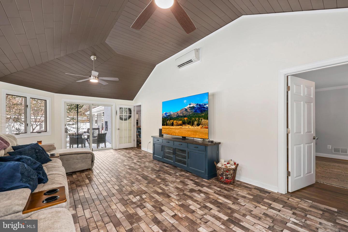 7326 STUART CIR, WARRENTON, Virginia 20187, 4 Bedrooms Bedrooms, ,3 BathroomsBathrooms,Residential,For sale,7326 STUART CIR,VAFQ2020182 MLS # VAFQ2020182