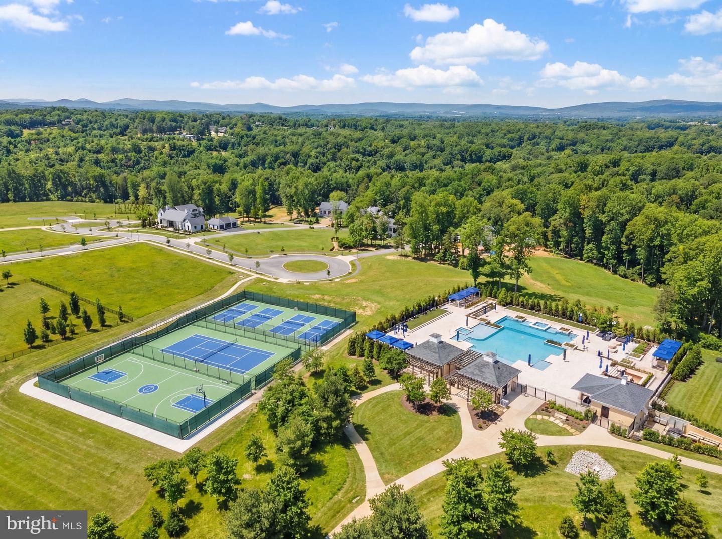 1 FOXTROT KNOLL LN, MIDDLEBURG, Virginia 20117, 4 Bedrooms Bedrooms, ,4 BathroomsBathrooms,Residential,For sale,1 FOXTROT KNOLL LN,VALO2114350 MLS # VALO2114350