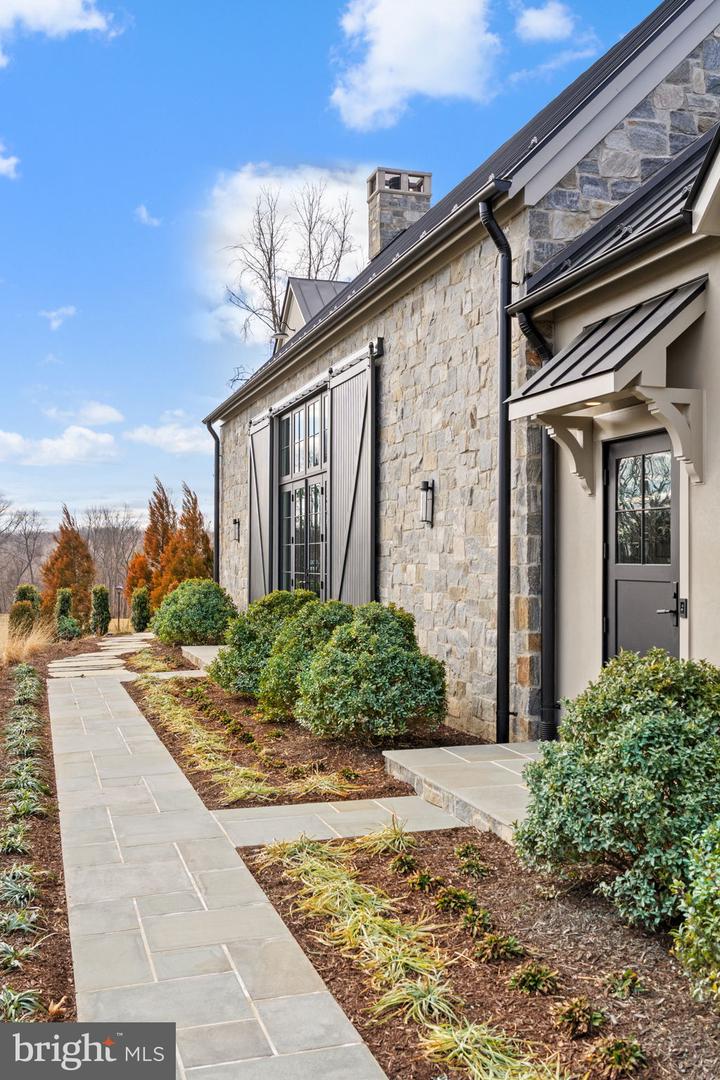 1 FOXTROT KNOLL LN, MIDDLEBURG, Virginia 20117, 4 Bedrooms Bedrooms, ,4 BathroomsBathrooms,Residential,For sale,1 FOXTROT KNOLL LN,VALO2114350 MLS # VALO2114350