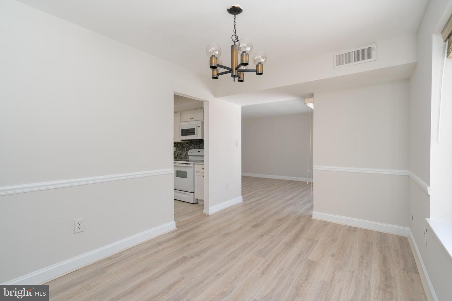 9713 KINGS CROWN CT #102, FAIRFAX, Virginia 22031, 2 Bedrooms Bedrooms, ,2 BathroomsBathrooms,Residential,For sale,9713 KINGS CROWN CT #102,VAFX2287068 MLS # VAFX2287068