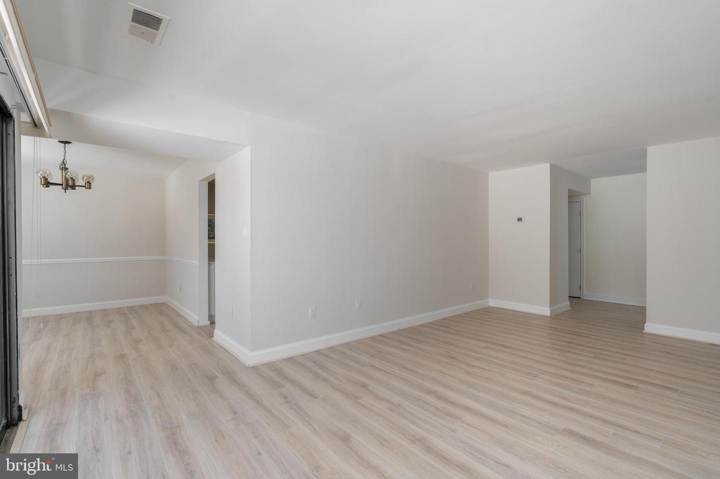 9713 KINGS CROWN CT #102, FAIRFAX, Virginia 22031, 2 Bedrooms Bedrooms, ,2 BathroomsBathrooms,Residential,For sale,9713 KINGS CROWN CT #102,VAFX2287068 MLS # VAFX2287068