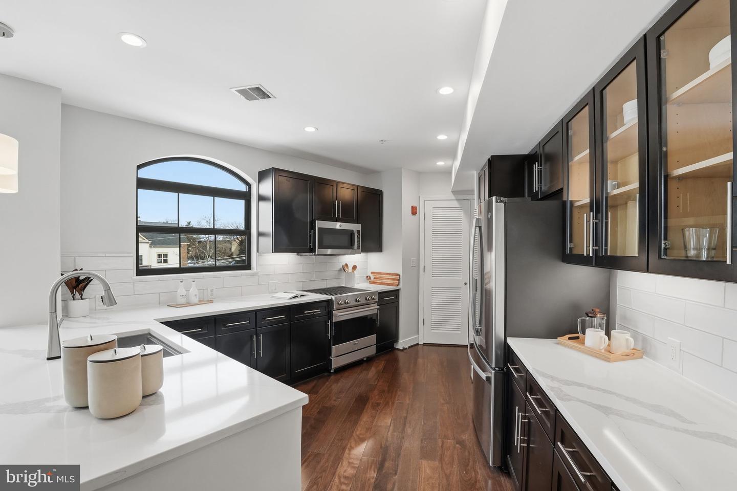 2702 LANGSTON BLVD #4B, ARLINGTON, Virginia 22201, 2 Bedrooms Bedrooms, ,2 BathroomsBathrooms,Residential,For sale,2702 LANGSTON BLVD #4B,VAAR2068026 MLS # VAAR2068026