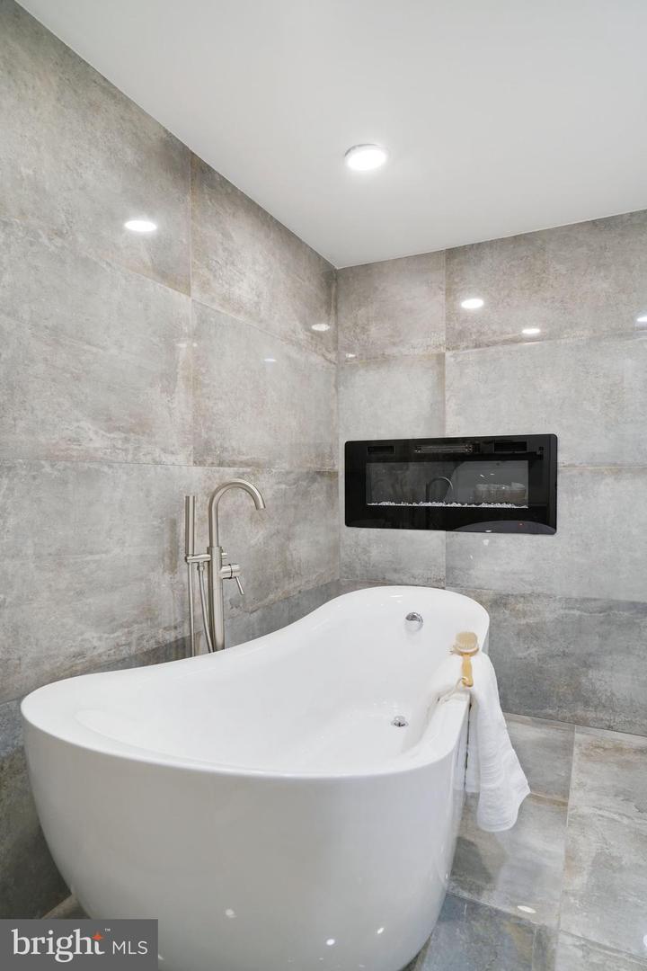 5918 ROBERTS COMMON CT, BURKE, Virginia 22015, 3 Bedrooms Bedrooms, ,3 BathroomsBathrooms,Residential,For sale,5918 ROBERTS COMMON CT,VAFX2287550 MLS # VAFX2287550