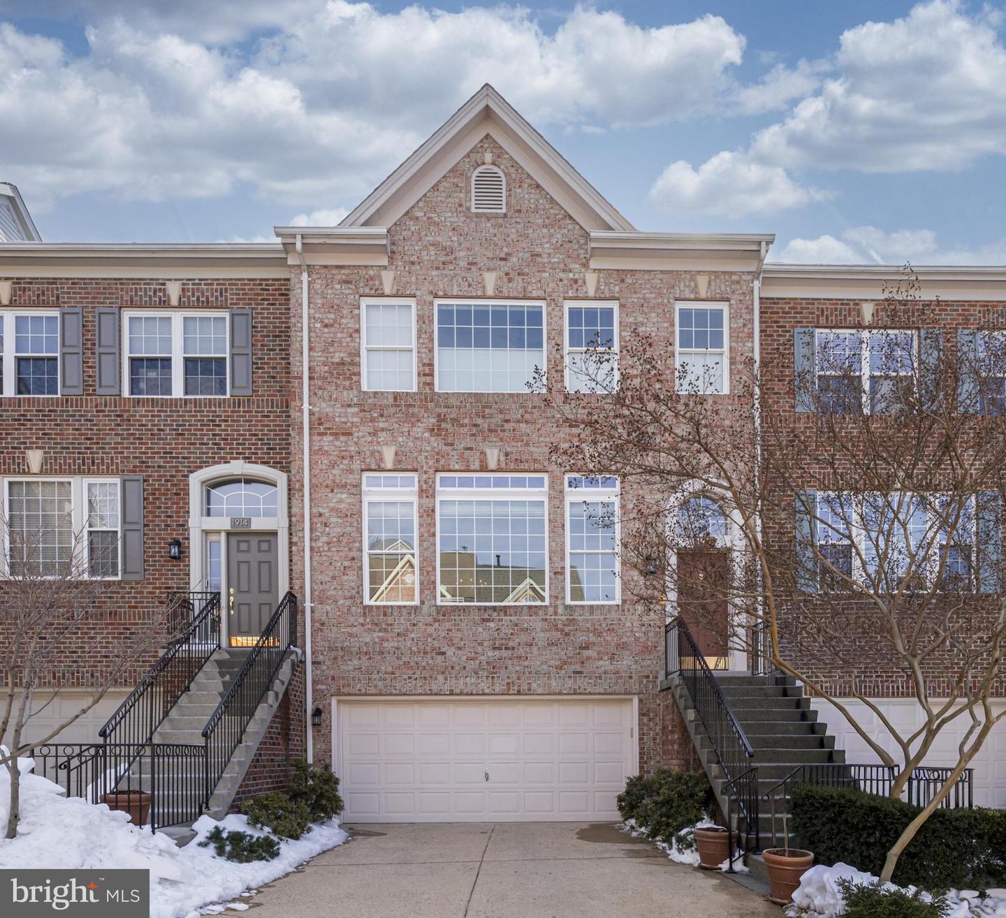 1916 LOGAN MANOR DR, RESTON, Virginia 20190, 3 Bedrooms Bedrooms, ,2 BathroomsBathrooms,Residential,For sale,1916 LOGAN MANOR DR,VAFX2288002 MLS # VAFX2288002