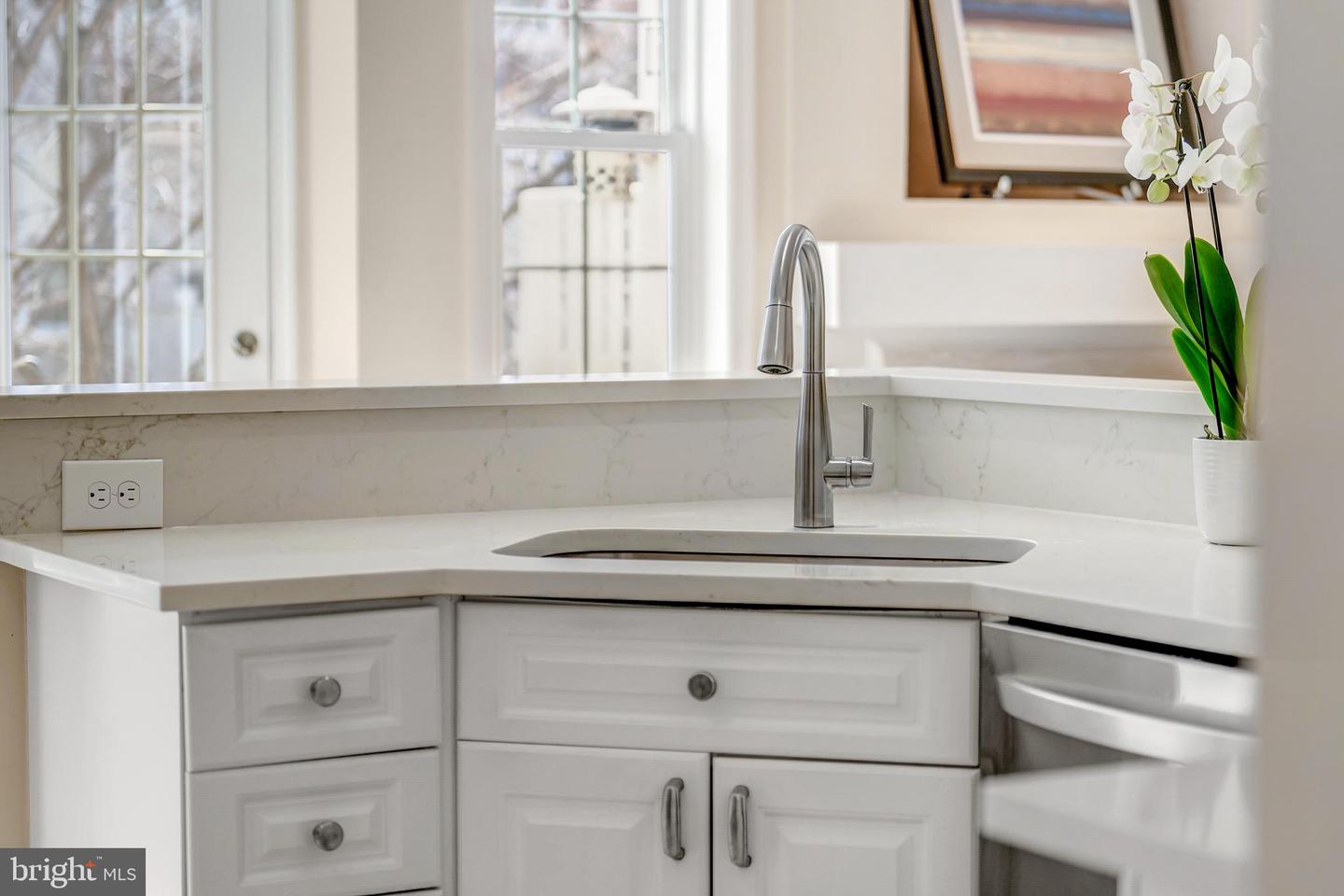 1916 LOGAN MANOR DR, RESTON, Virginia 20190, 3 Bedrooms Bedrooms, ,2 BathroomsBathrooms,Residential,For sale,1916 LOGAN MANOR DR,VAFX2288002 MLS # VAFX2288002