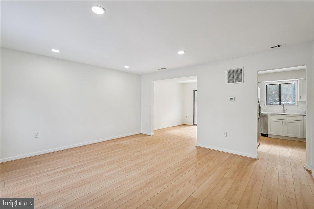 2315 EMERALD HEIGHTS CT, RESTON, Virginia 20191, 3 Bedrooms Bedrooms, ,2 BathroomsBathrooms,Residential,For sale,2315 EMERALD HEIGHTS CT,VAFX2288080 MLS # VAFX2288080