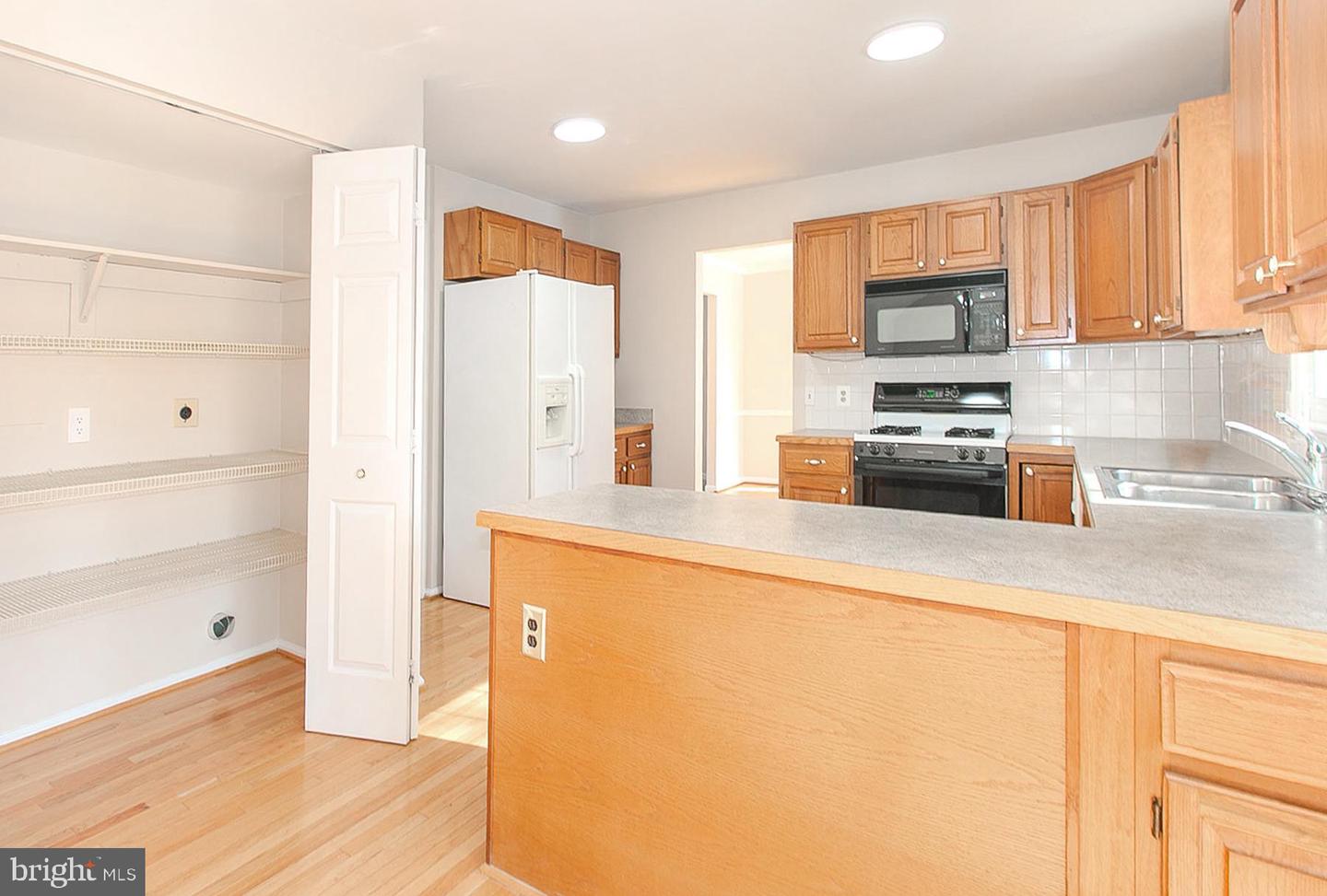 4634 STAR FLOWER DR, CHANTILLY, Virginia 20151, 4 Bedrooms Bedrooms, ,2 BathroomsBathrooms,Residential,For sale,4634 STAR FLOWER DR,VAFX2289820 MLS # VAFX2289820