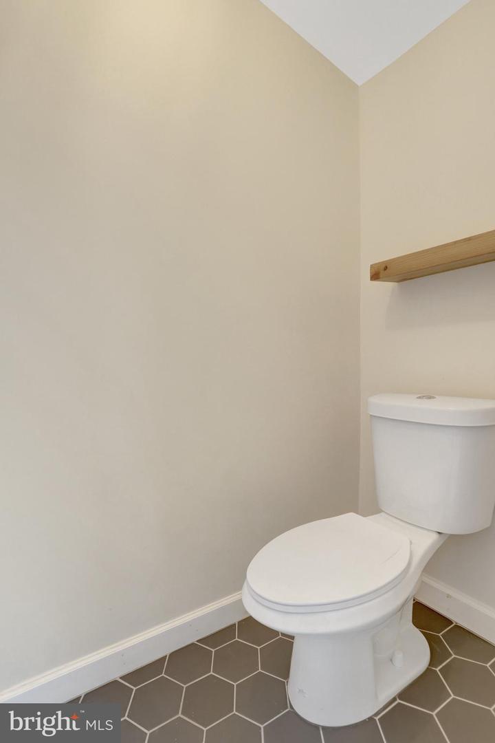 2422 N HAMPTON DR, ALEXANDRIA, Virginia 22311, 3 Bedrooms Bedrooms, ,2 BathroomsBathrooms,Residential,For sale,2422 N HAMPTON DR,VAAX2052818 MLS # VAAX2052818