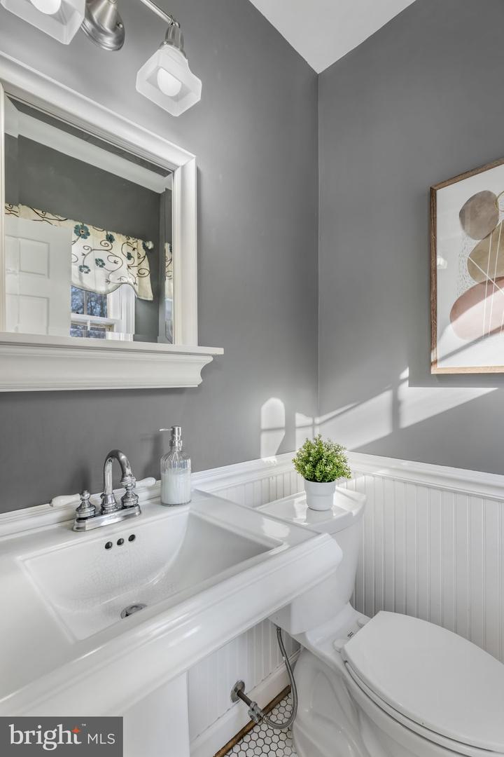 7105 DEVONSHIRE RD, ALEXANDRIA, Virginia 22307, 4 Bedrooms Bedrooms, ,3 BathroomsBathrooms,Residential,For sale,7105 DEVONSHIRE RD,VAFX2285526 MLS # VAFX2285526