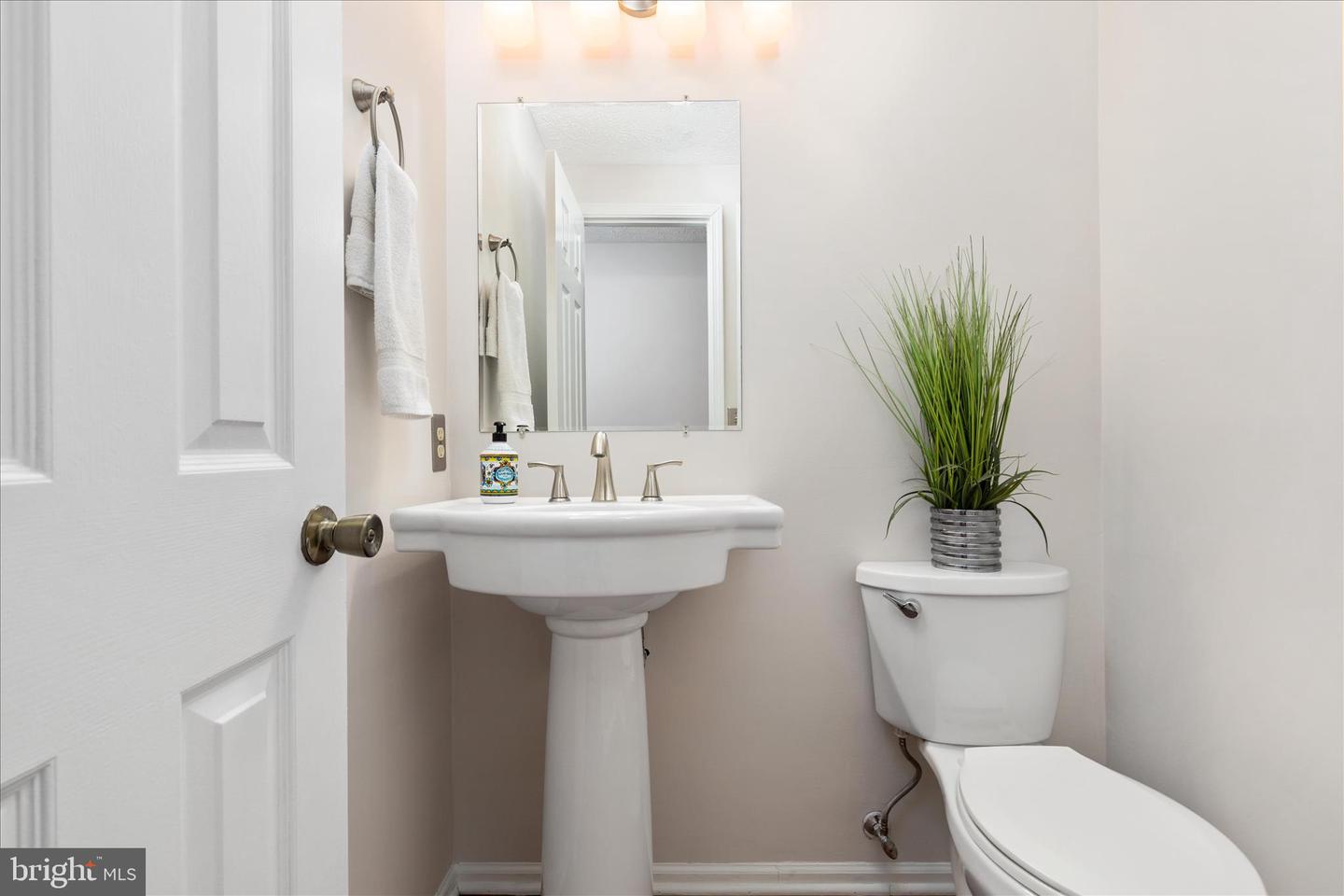 13050 MONTEREY ESTATES DR, HERNDON, Virginia 20171, 3 Bedrooms Bedrooms, ,2 BathroomsBathrooms,Residential,For sale,13050 MONTEREY ESTATES DR,VAFX2288272 MLS # VAFX2288272