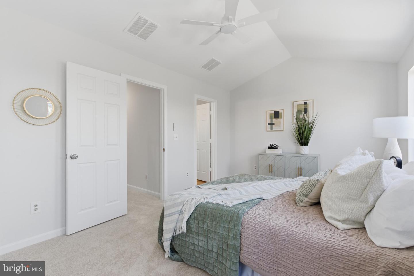 21946 THOMPSON SQ, STERLING, Virginia 20166, 2 Bedrooms Bedrooms, ,2 BathroomsBathrooms,Residential,For sale,21946 THOMPSON SQ,VALO2115058 MLS # VALO2115058