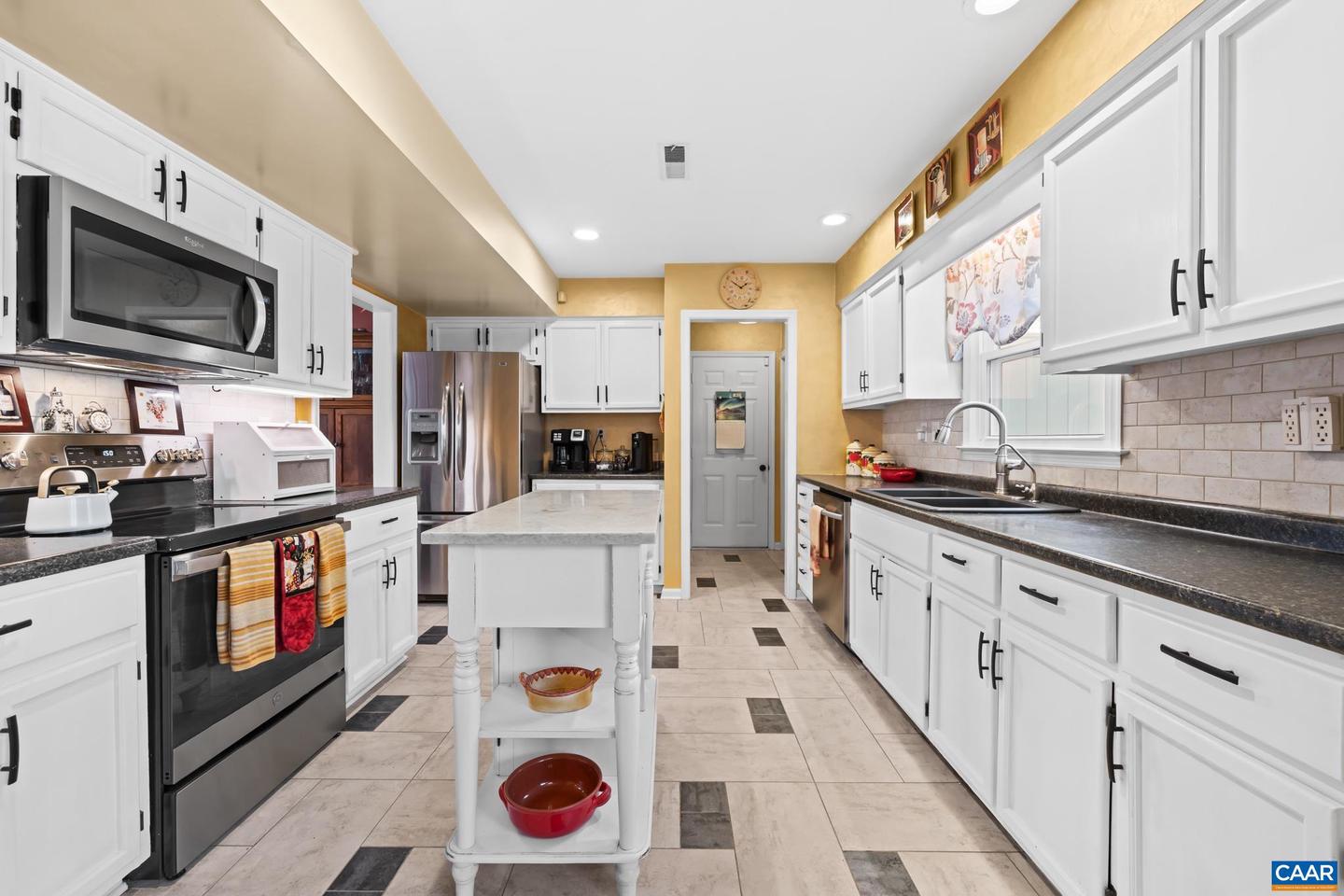 1817 HEARTHGLOW LN, CHARLOTTESVILLE, Virginia 22901, 4 Bedrooms Bedrooms, ,2 BathroomsBathrooms,Residential,For sale,1817 HEARTHGLOW LN,672990 MLS # 672990