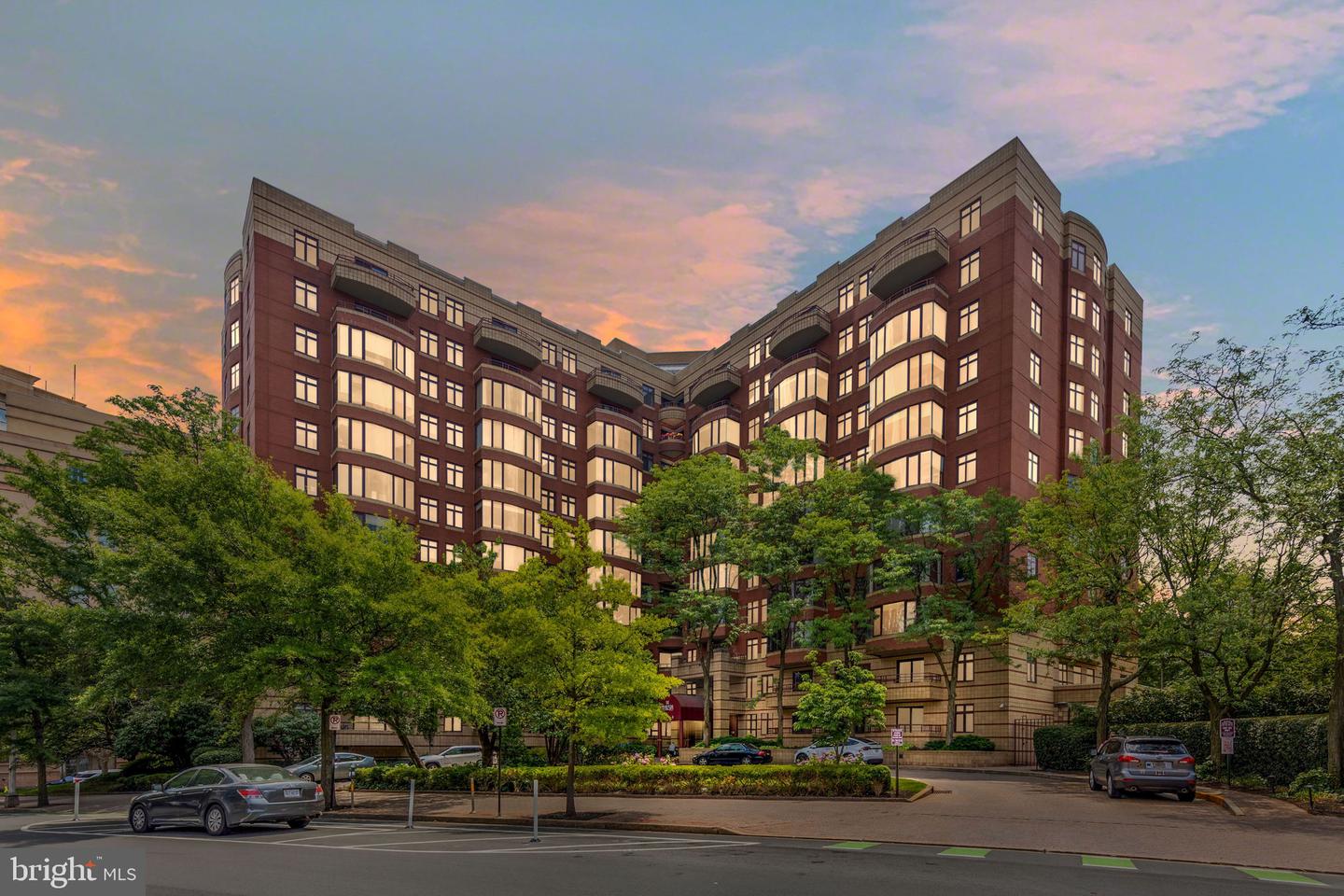 2400 CLARENDON BLVD #704, ARLINGTON, Virginia 22201, 2 Bedrooms Bedrooms, ,2 BathroomsBathrooms,Residential,For sale,2400 CLARENDON BLVD #704,VAAR2068492 MLS # VAAR2068492
