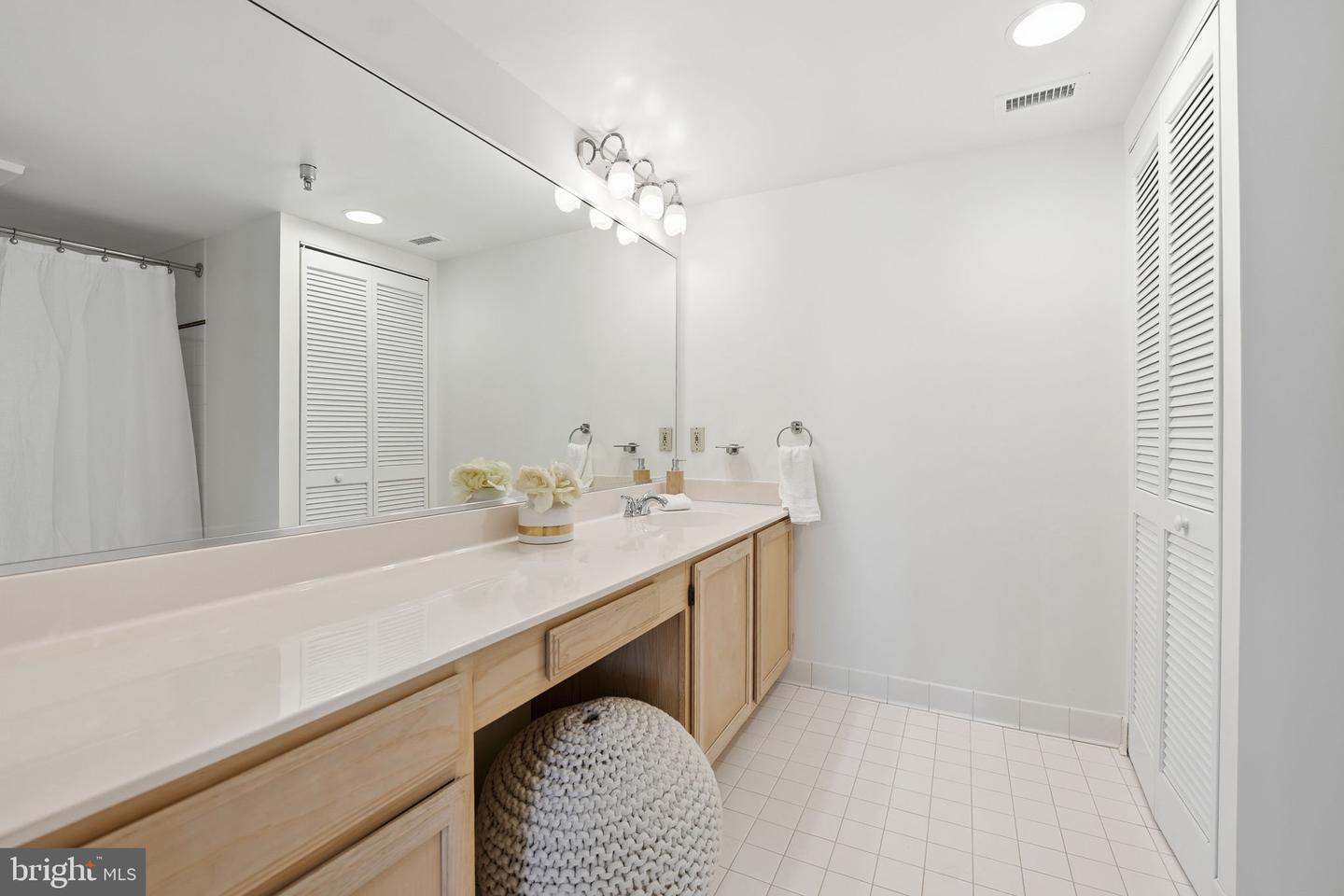 2400 CLARENDON BLVD #704, ARLINGTON, Virginia 22201, 2 Bedrooms Bedrooms, ,2 BathroomsBathrooms,Residential,For sale,2400 CLARENDON BLVD #704,VAAR2068492 MLS # VAAR2068492