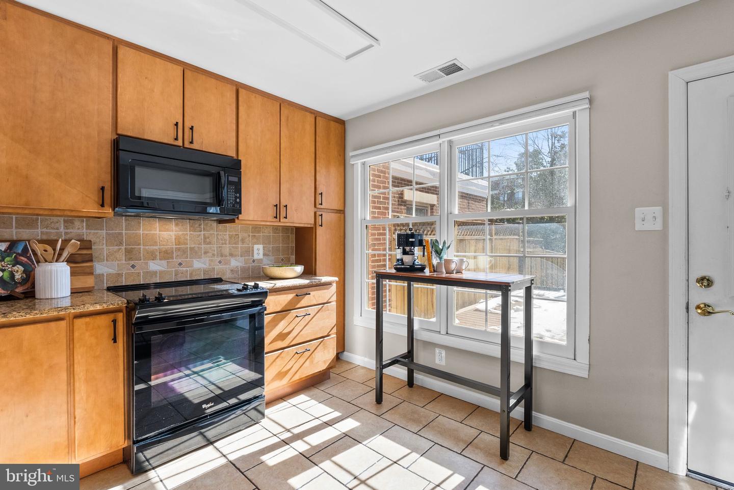 818 WOLFE ST, ALEXANDRIA, Virginia 22314, 3 Bedrooms Bedrooms, ,1 BathroomBathrooms,Residential,For sale,818 WOLFE ST,VAAX2053776 MLS # VAAX2053776