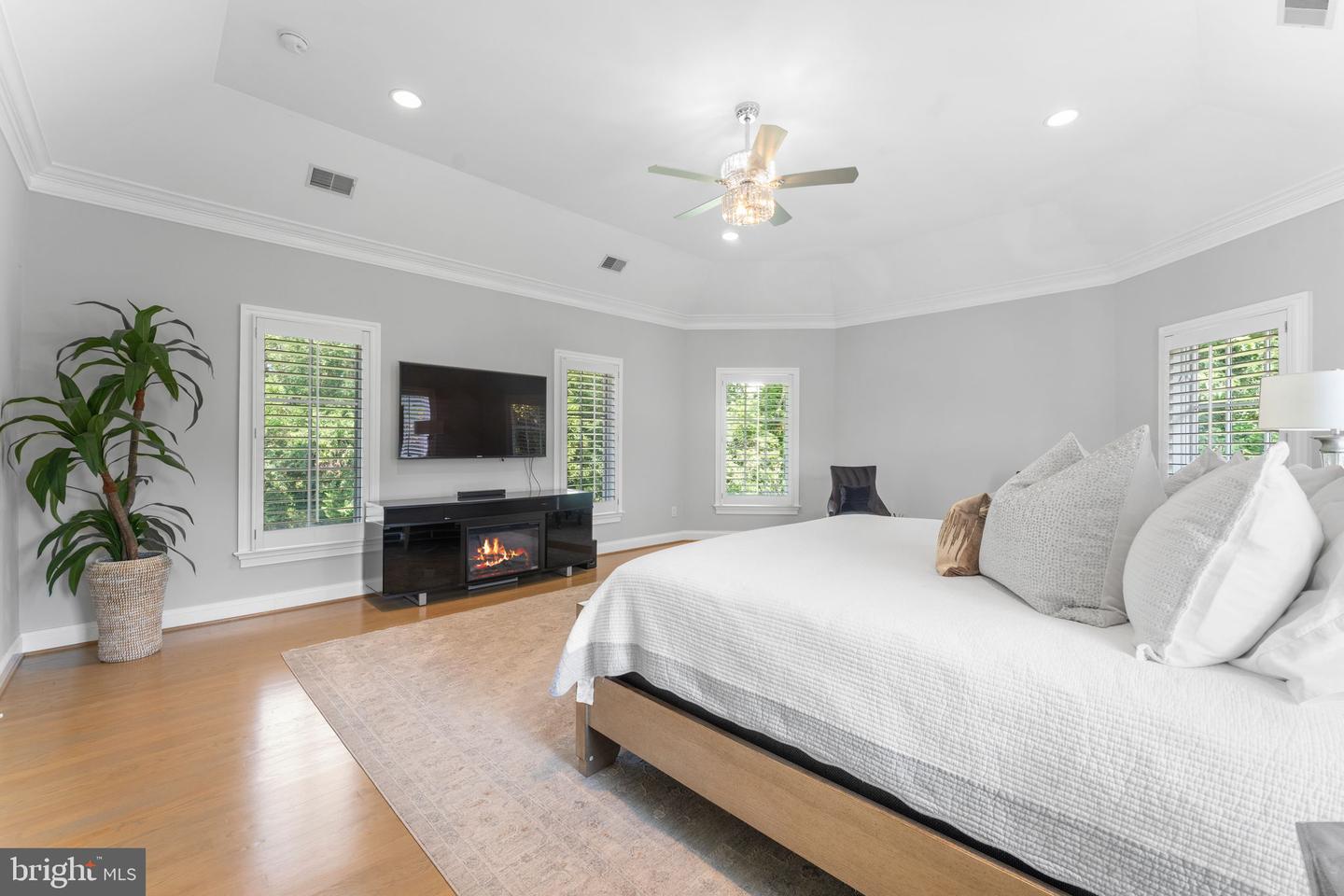 9500 GEORGETOWN PIKE, GREAT FALLS, Virginia 22066, 6 Bedrooms Bedrooms, ,7 BathroomsBathrooms,Residential,For sale,9500 GEORGETOWN PIKE,VAFX2289016 MLS # VAFX2289016