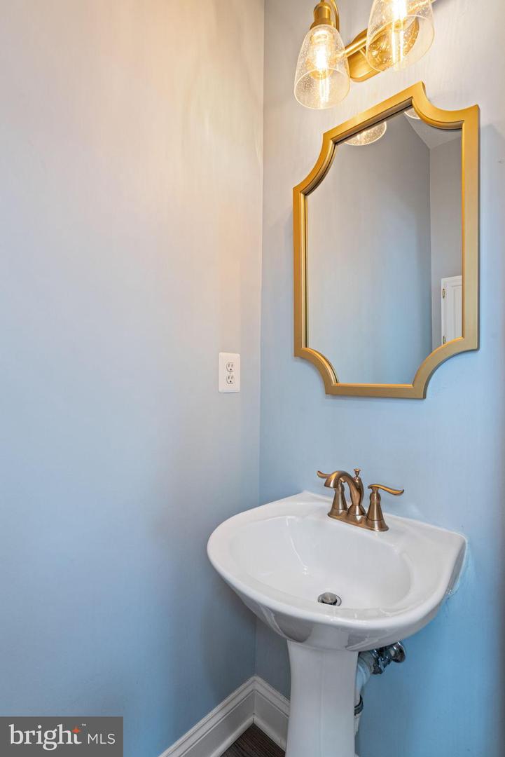 105 BUGLE CT NE, LEESBURG, Virginia 20176, 5 Bedrooms Bedrooms, 16 Rooms Rooms,3 BathroomsBathrooms,Residential,For sale,105 BUGLE CT NE,VALO2115294 MLS # VALO2115294