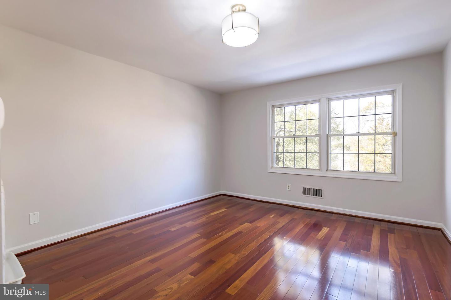 8218 CARRLEIGH PKWY #10, SPRINGFIELD, Virginia 22152, 2 Bedrooms Bedrooms, ,1 BathroomBathrooms,Residential,For sale,8218 CARRLEIGH PKWY #10,VAFX2289434 MLS # VAFX2289434