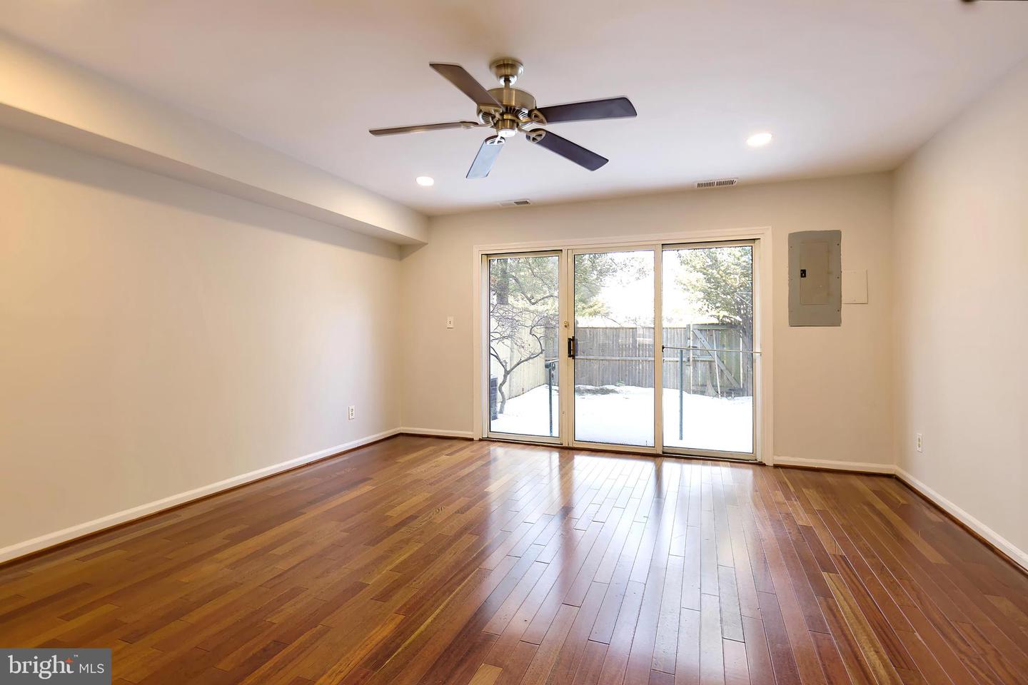 8218 CARRLEIGH PKWY #10, SPRINGFIELD, Virginia 22152, 2 Bedrooms Bedrooms, ,1 BathroomBathrooms,Residential,For sale,8218 CARRLEIGH PKWY #10,VAFX2289434 MLS # VAFX2289434