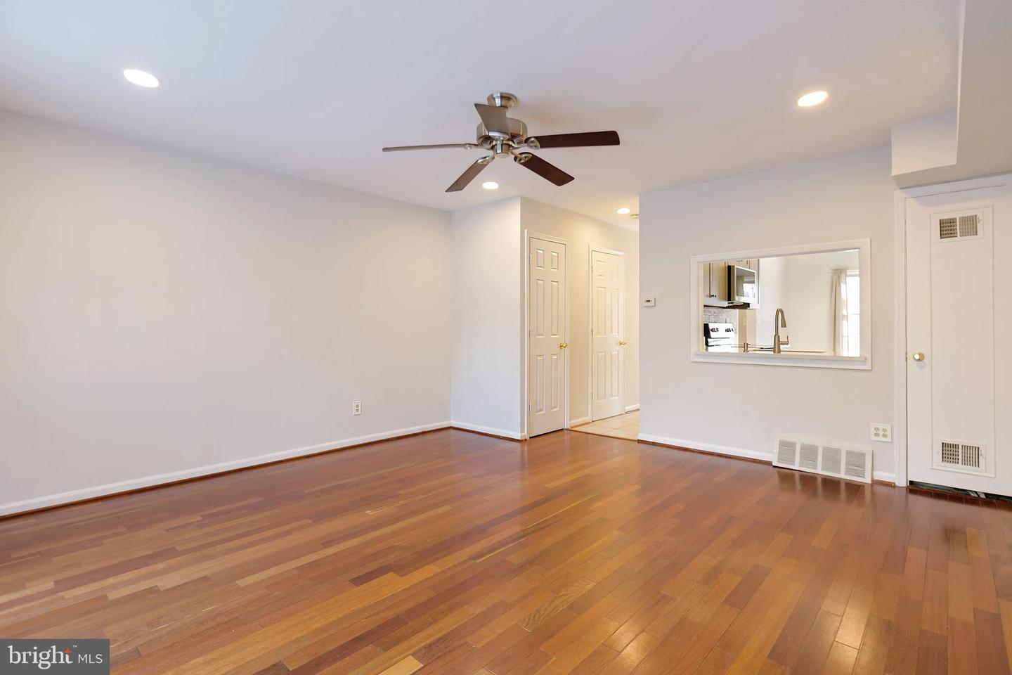 8218 CARRLEIGH PKWY #10, SPRINGFIELD, Virginia 22152, 2 Bedrooms Bedrooms, ,1 BathroomBathrooms,Residential,For sale,8218 CARRLEIGH PKWY #10,VAFX2289434 MLS # VAFX2289434