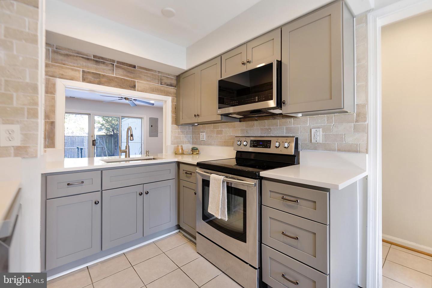 8218 CARRLEIGH PKWY #10, SPRINGFIELD, Virginia 22152, 2 Bedrooms Bedrooms, ,1 BathroomBathrooms,Residential,For sale,8218 CARRLEIGH PKWY #10,VAFX2289434 MLS # VAFX2289434