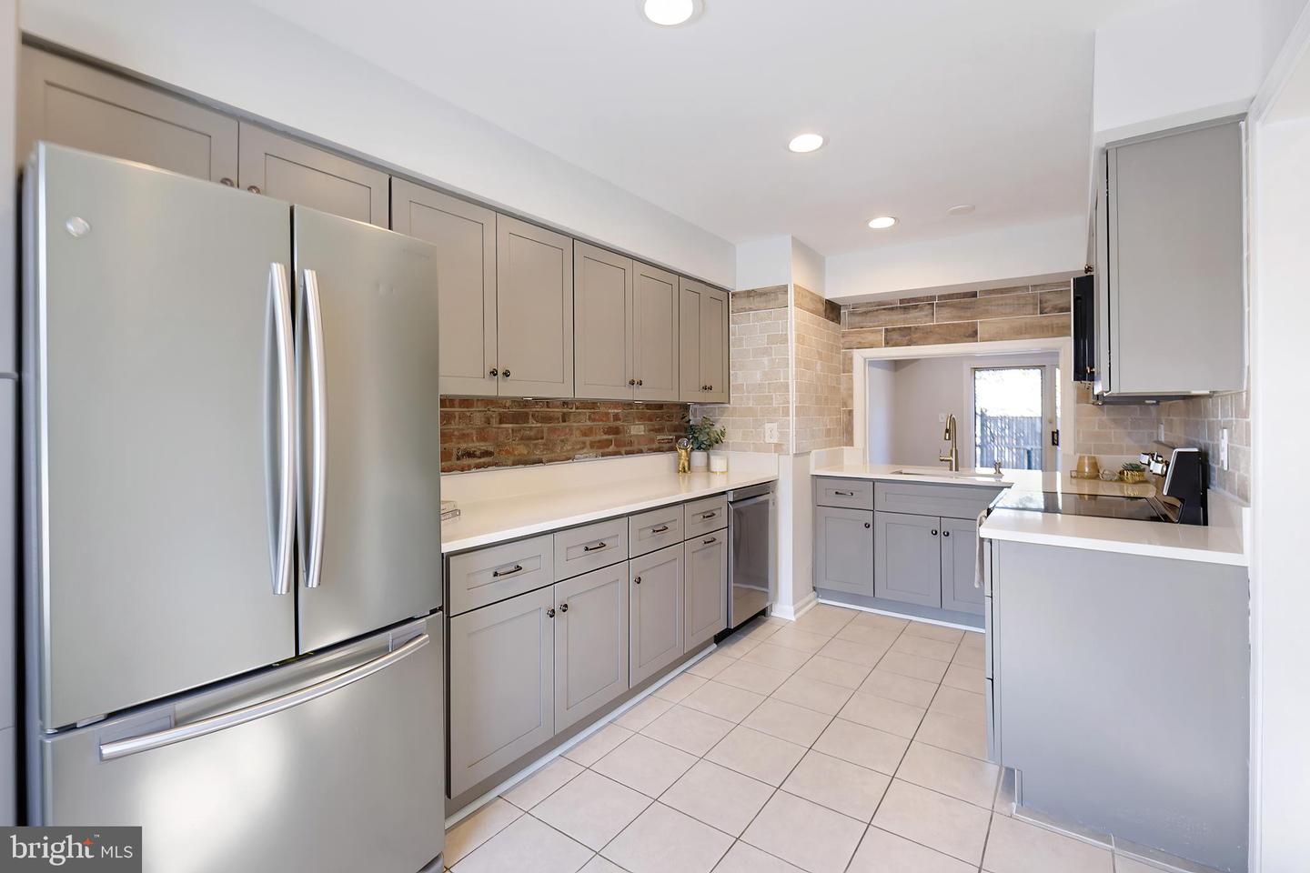 8218 CARRLEIGH PKWY #10, SPRINGFIELD, Virginia 22152, 2 Bedrooms Bedrooms, ,1 BathroomBathrooms,Residential,For sale,8218 CARRLEIGH PKWY #10,VAFX2289434 MLS # VAFX2289434