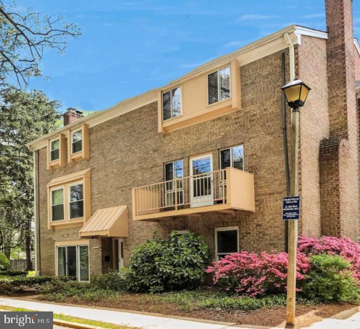 3769 PERSIMMON CIR, FAIRFAX, Virginia 22031, 2 Bedrooms Bedrooms, 6 Rooms Rooms,2 BathroomsBathrooms,Residential,For sale,3769 PERSIMMON CIR,VAFX2289486 MLS # VAFX2289486