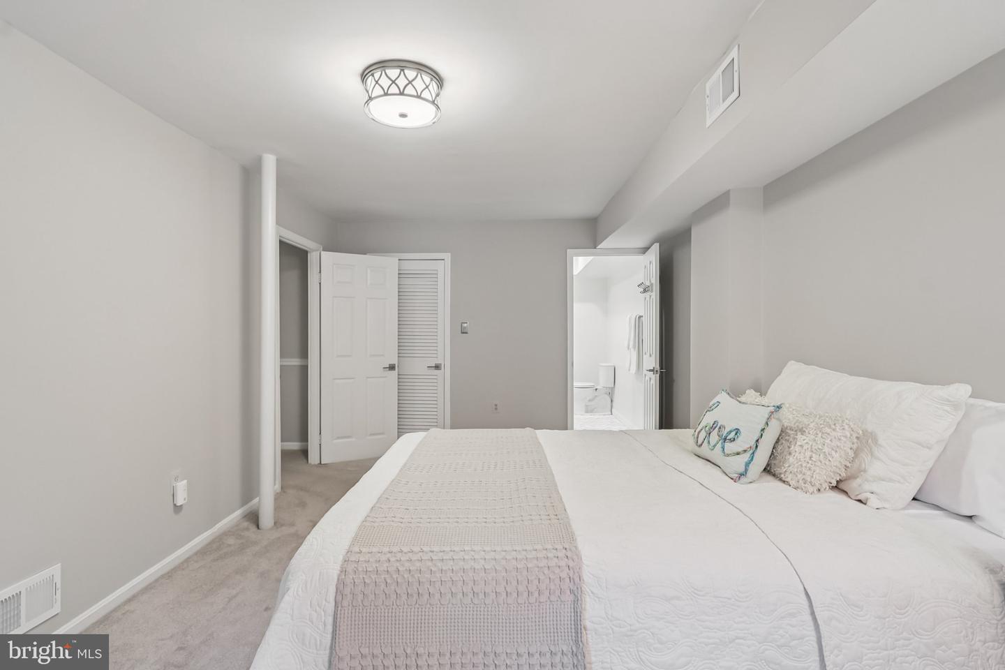 3769 PERSIMMON CIR, FAIRFAX, Virginia 22031, 2 Bedrooms Bedrooms, 6 Rooms Rooms,2 BathroomsBathrooms,Residential,For sale,3769 PERSIMMON CIR,VAFX2289486 MLS # VAFX2289486