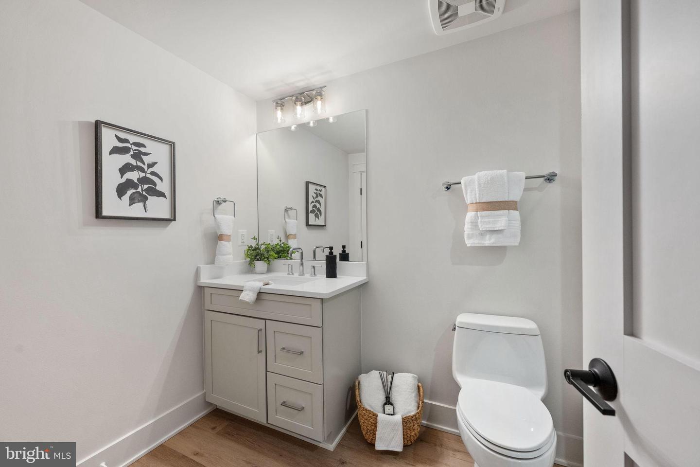 516 VALLEY DR SE, VIENNA, Virginia 22180, 6 Bedrooms Bedrooms, 23 Rooms Rooms,6 BathroomsBathrooms,Residential,For sale,516 VALLEY DR SE,VAFX2289572 MLS # VAFX2289572