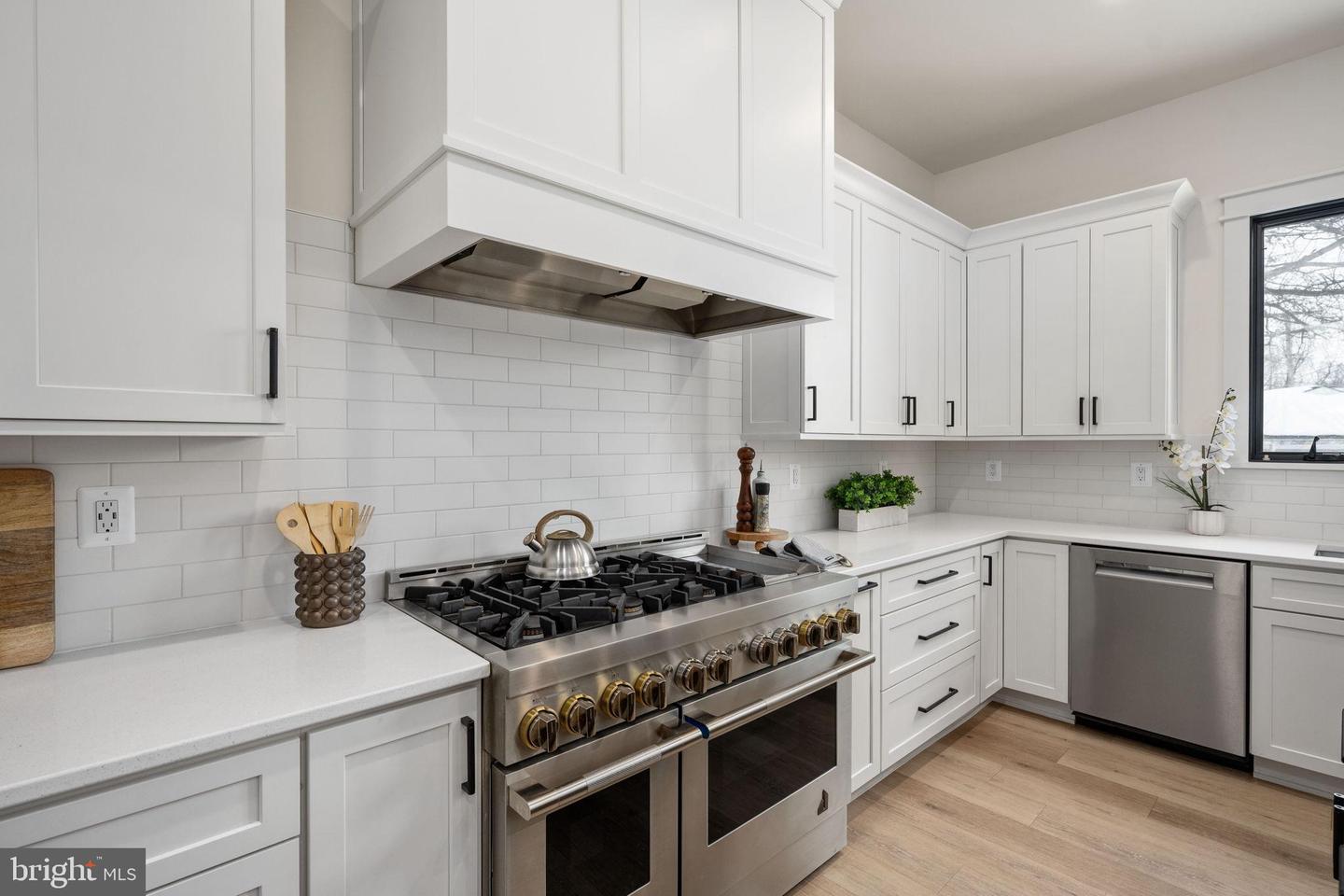 516 VALLEY DR SE, VIENNA, Virginia 22180, 6 Bedrooms Bedrooms, 23 Rooms Rooms,6 BathroomsBathrooms,Residential,For sale,516 VALLEY DR SE,VAFX2289572 MLS # VAFX2289572