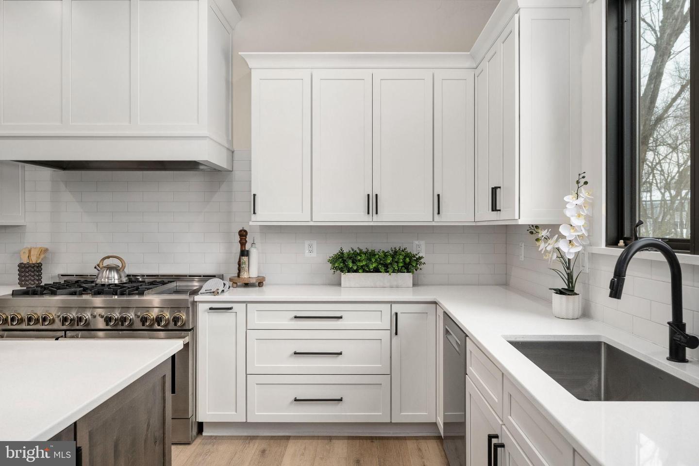 516 VALLEY DR SE, VIENNA, Virginia 22180, 6 Bedrooms Bedrooms, 23 Rooms Rooms,6 BathroomsBathrooms,Residential,For sale,516 VALLEY DR SE,VAFX2289572 MLS # VAFX2289572