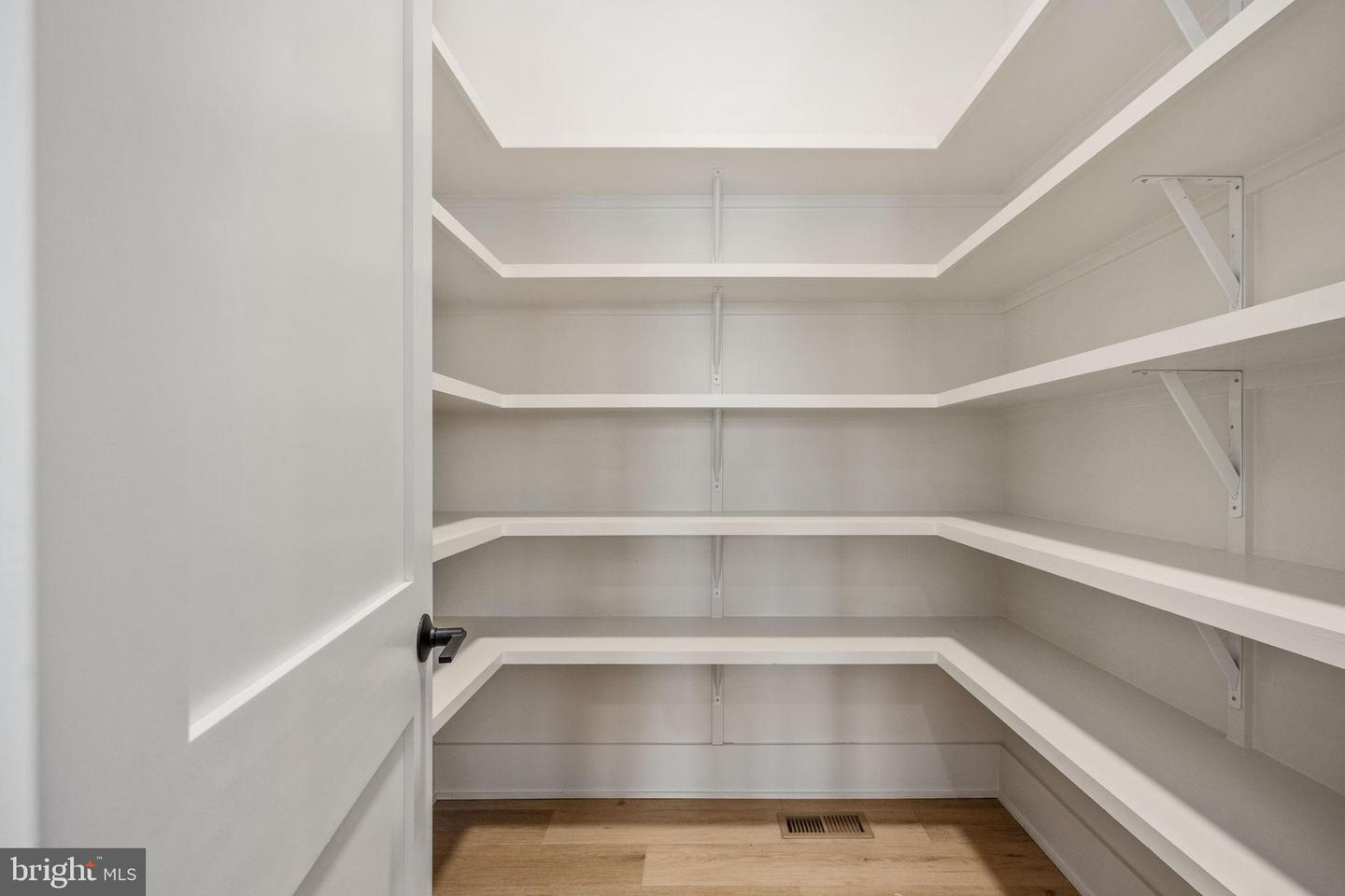 516 VALLEY DR SE, VIENNA, Virginia 22180, 6 Bedrooms Bedrooms, 23 Rooms Rooms,6 BathroomsBathrooms,Residential,For sale,516 VALLEY DR SE,VAFX2289572 MLS # VAFX2289572