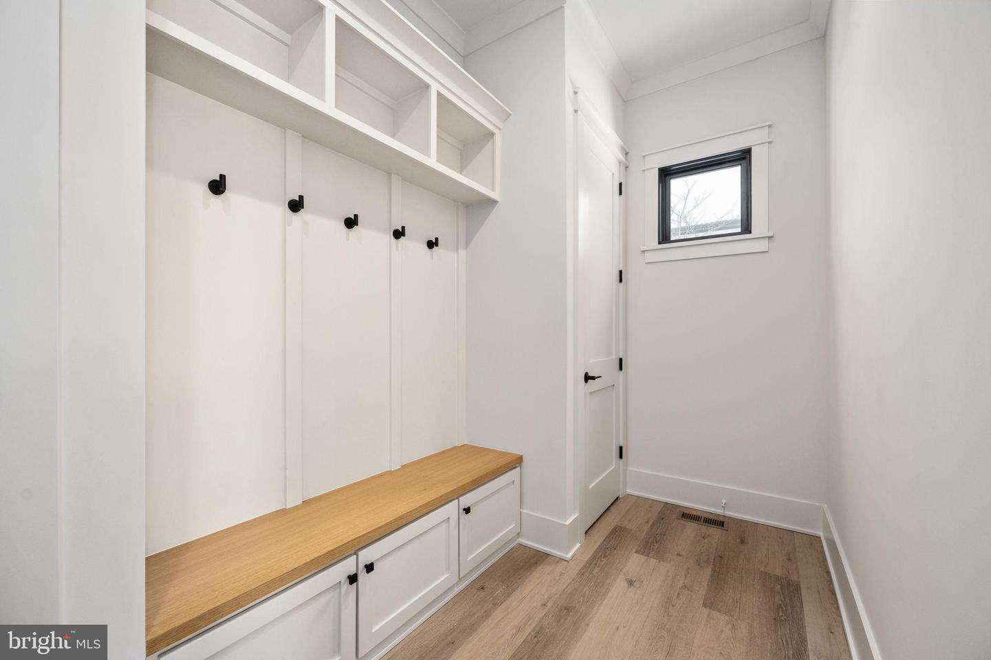 516 VALLEY DR SE, VIENNA, Virginia 22180, 6 Bedrooms Bedrooms, 23 Rooms Rooms,6 BathroomsBathrooms,Residential,For sale,516 VALLEY DR SE,VAFX2289572 MLS # VAFX2289572