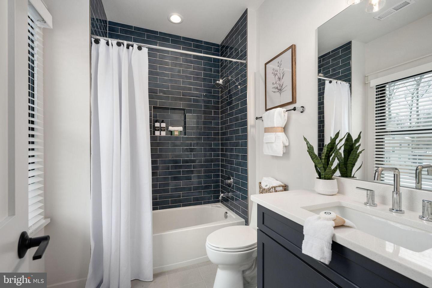 516 VALLEY DR SE, VIENNA, Virginia 22180, 6 Bedrooms Bedrooms, 23 Rooms Rooms,6 BathroomsBathrooms,Residential,For sale,516 VALLEY DR SE,VAFX2289572 MLS # VAFX2289572