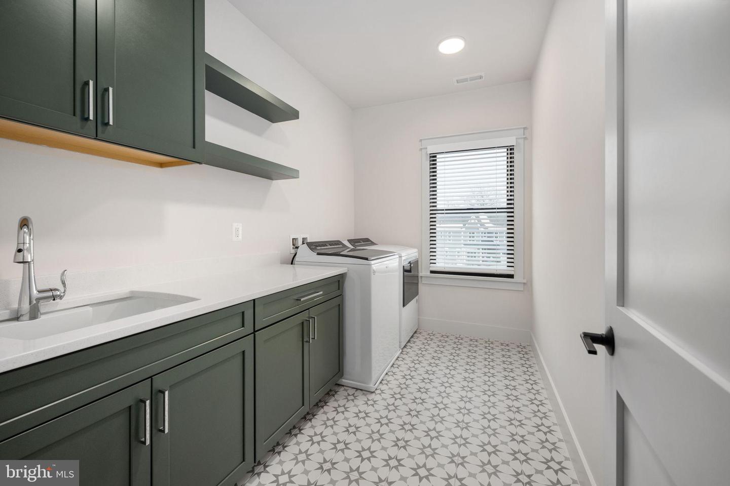 516 VALLEY DR SE, VIENNA, Virginia 22180, 6 Bedrooms Bedrooms, 23 Rooms Rooms,6 BathroomsBathrooms,Residential,For sale,516 VALLEY DR SE,VAFX2289572 MLS # VAFX2289572