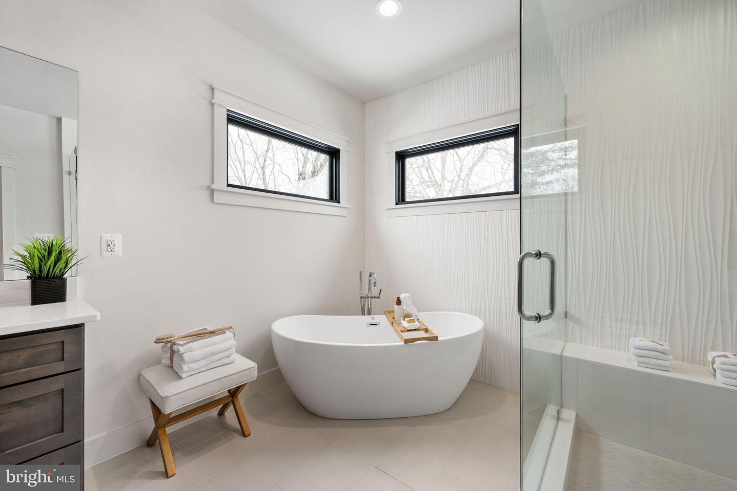 516 VALLEY DR SE, VIENNA, Virginia 22180, 6 Bedrooms Bedrooms, 23 Rooms Rooms,6 BathroomsBathrooms,Residential,For sale,516 VALLEY DR SE,VAFX2289572 MLS # VAFX2289572