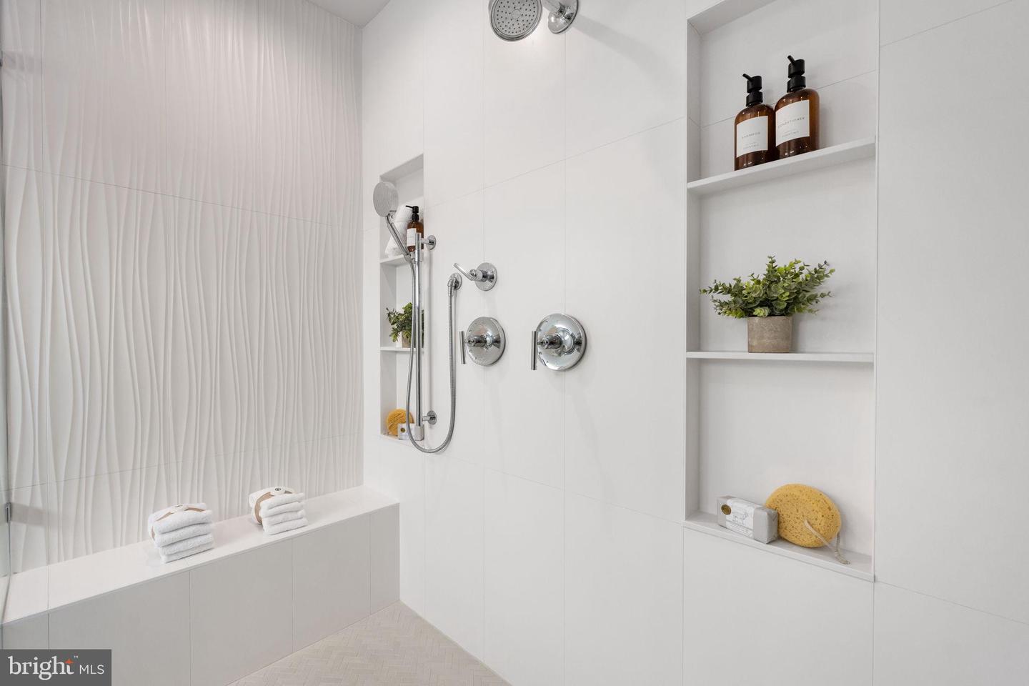 516 VALLEY DR SE, VIENNA, Virginia 22180, 6 Bedrooms Bedrooms, 23 Rooms Rooms,6 BathroomsBathrooms,Residential,For sale,516 VALLEY DR SE,VAFX2289572 MLS # VAFX2289572