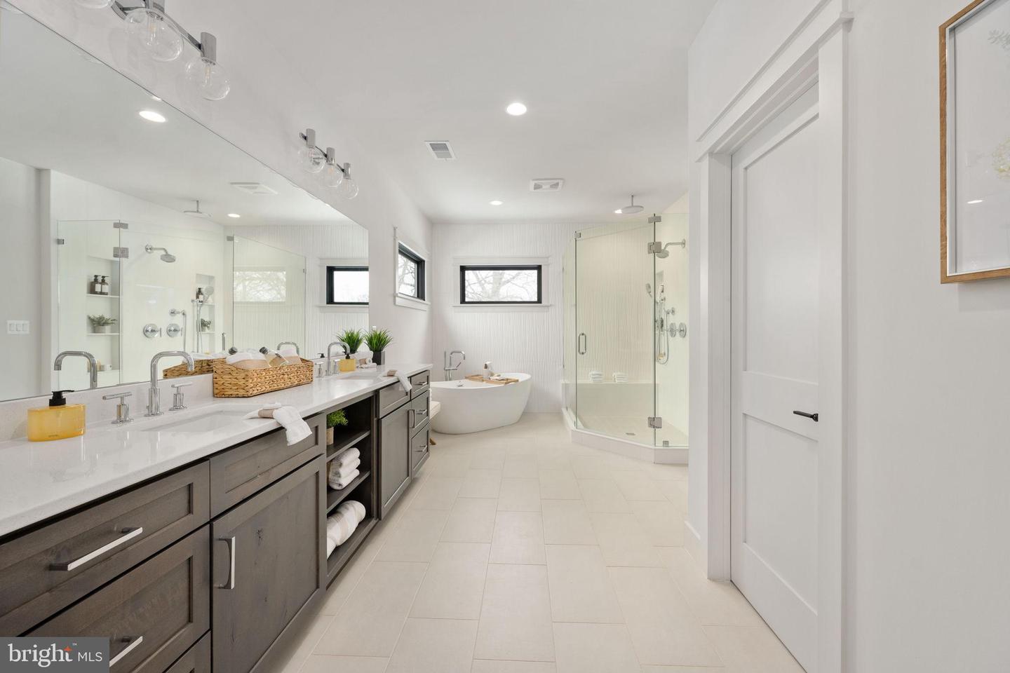 516 VALLEY DR SE, VIENNA, Virginia 22180, 6 Bedrooms Bedrooms, 23 Rooms Rooms,6 BathroomsBathrooms,Residential,For sale,516 VALLEY DR SE,VAFX2289572 MLS # VAFX2289572