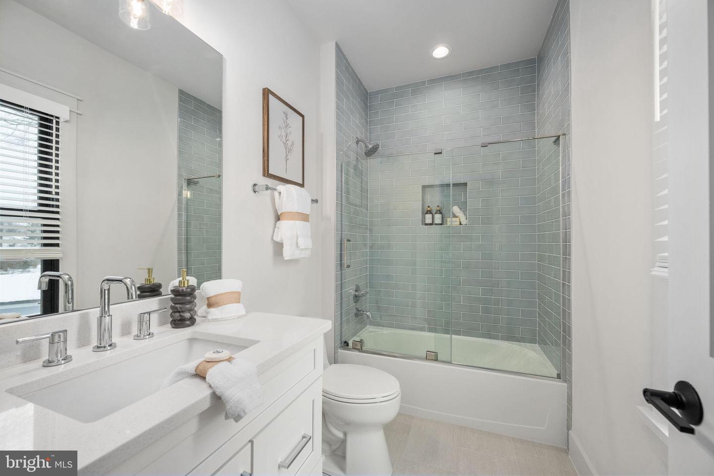 516 VALLEY DR SE, VIENNA, Virginia 22180, 6 Bedrooms Bedrooms, 23 Rooms Rooms,6 BathroomsBathrooms,Residential,For sale,516 VALLEY DR SE,VAFX2289572 MLS # VAFX2289572